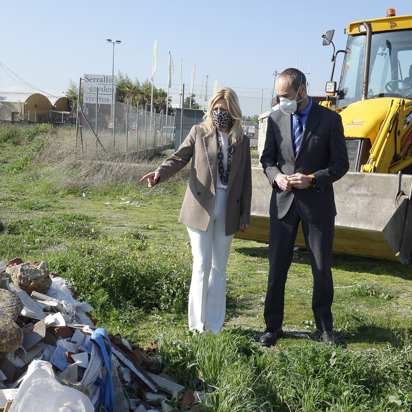 ©Ayto.Granada: EL AYUNTAMIENTO RETIRA MS DE 10.000 KILOS DE CASCAJO TIRADO DE FORMA INCONTROLADA EN EL CAMINO BAJO DE HUTOR  